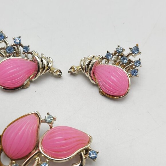 Vintage Gold Tone Pink Molded Lucite Blue Rhinestone Brooch Earrings Set - Picture 3 of 7